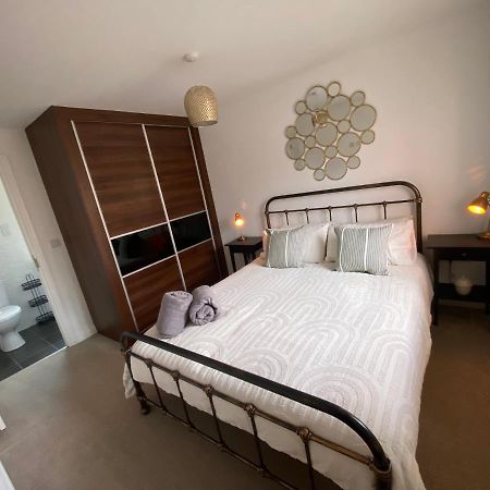 The Belfry 3 Bedrooms 2 Bathrooms Contractors & Family Higham Ferrers Exteriör bild