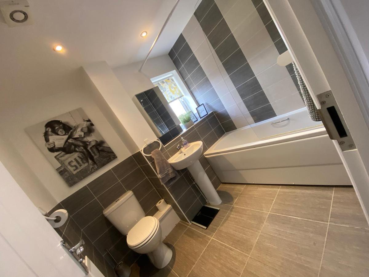 The Belfry 3 Bedrooms 2 Bathrooms Contractors & Family Higham Ferrers Exteriör bild