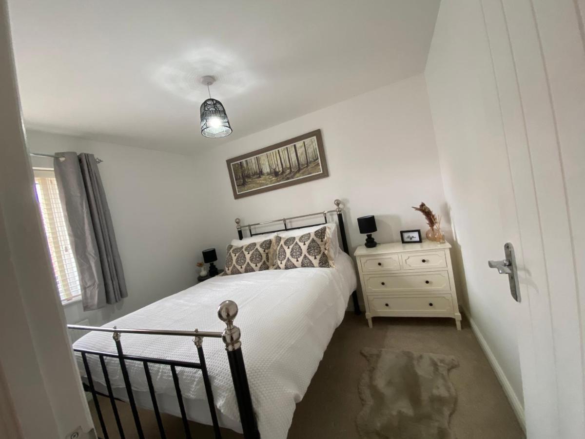 The Belfry 3 Bedrooms 2 Bathrooms Contractors & Family Higham Ferrers Exteriör bild