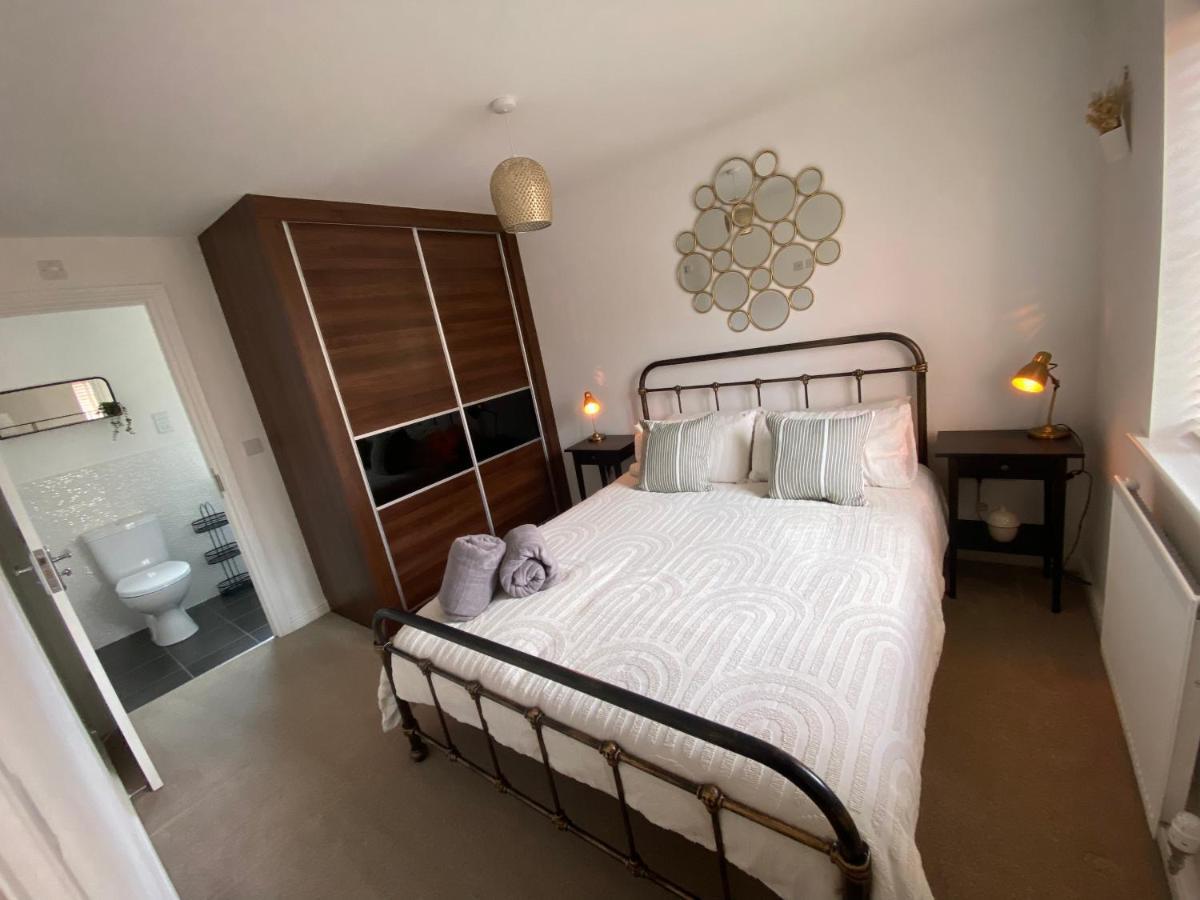 The Belfry 3 Bedrooms 2 Bathrooms Contractors & Family Higham Ferrers Exteriör bild